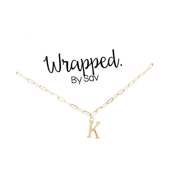 Colar inicial maiúscula por atacado de Wrapped. By Sav