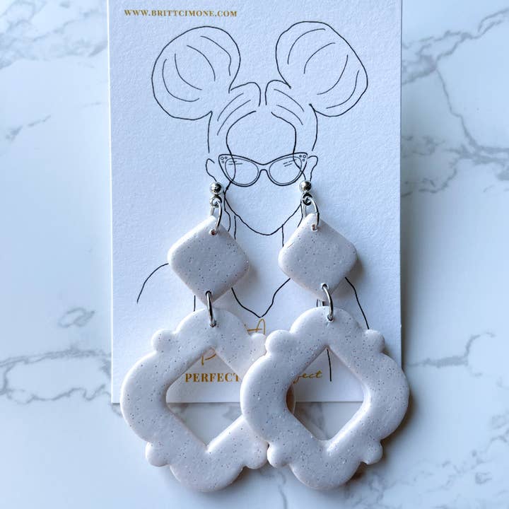 Brincos de argila pendurados com brilho branco por atacado de Britt Cimone