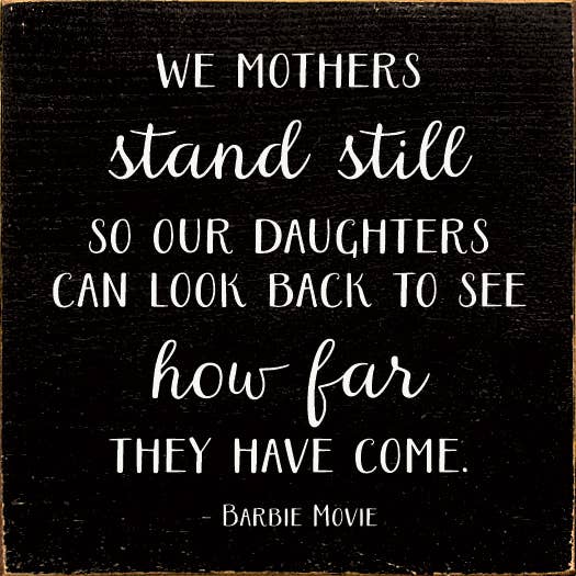 SAWDUST CITY - Venta al por mayor Letreros - Las madres nos quedamos quietas para que nuestras hijas (Barbie Movie)1