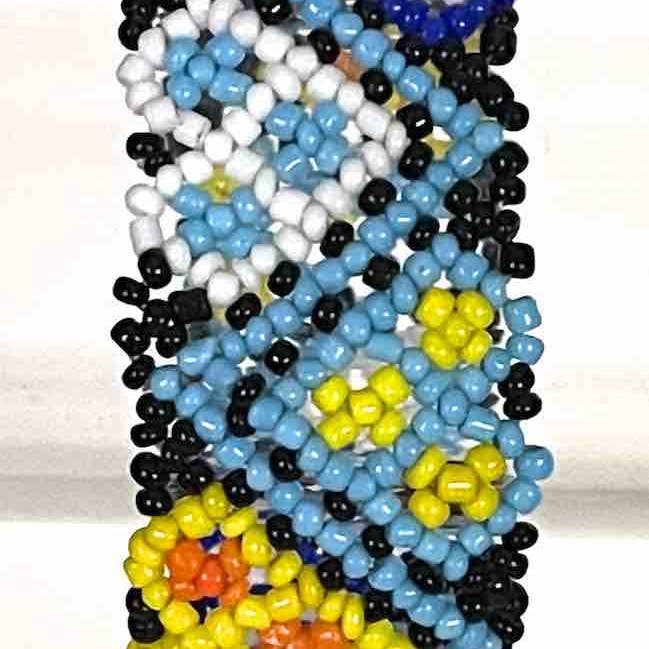 The Niger Bend – Großhandel Perlenarmband – Breites, gewebtes Perlenarmband mit kleinen Perlen und Blumenmuster - Togo