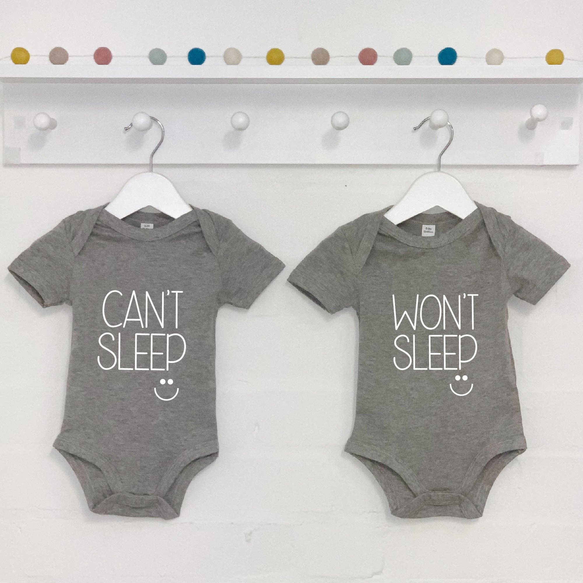 Lovetree Design - Venta al por mayor Conjunto de ropa - Bebés - Set de bodys para gemelos « Cant Sleep, Won't Sleep »1
