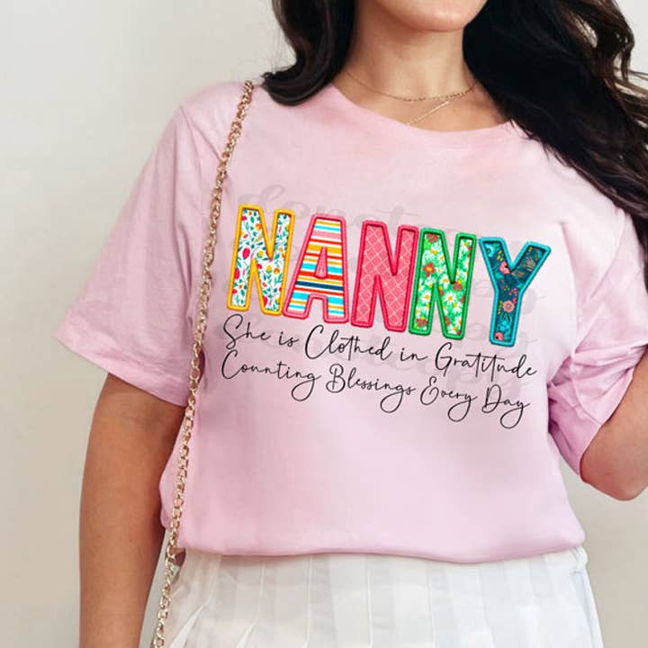 Barnepige Hun Er Klædt I Taknemmelighed Tæller Velsignelser Hver Dag DTF Varmeoverførsel for engroshandel hos Trendy Transfers