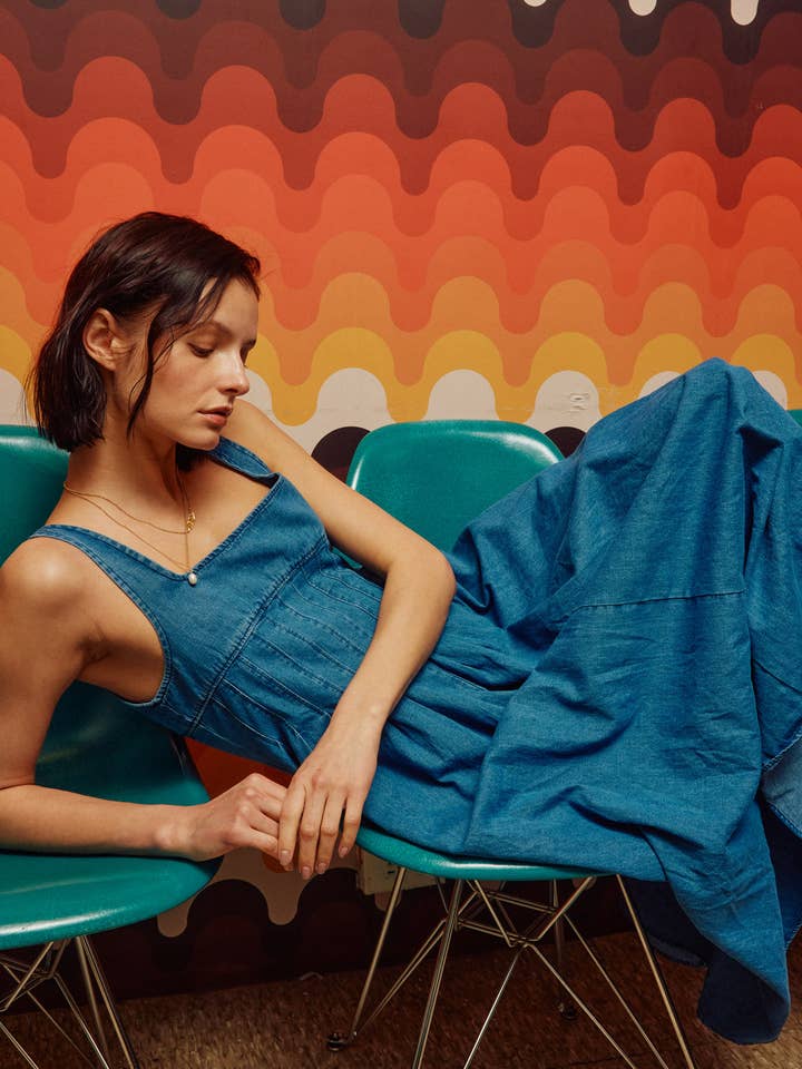 Midi-jurk van denim met vierkante hals en smokdetail op de achterkant voor wholesale door Lara Daisy