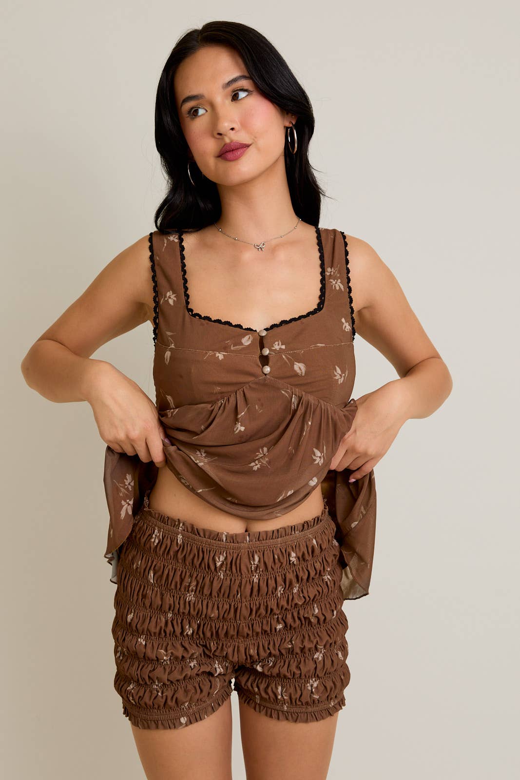 FLORAL MARRON-TAUPE Haut babydoll avec détail en dentelle et short smocké taille mi-haute en vente sur Faire1