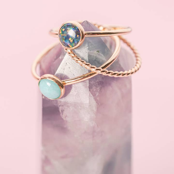 Mineral and Matter - Vente Solitaire - Bague Goldfill Rainbow Colors or noir foncé avec opale noire moyenne 14 carats1