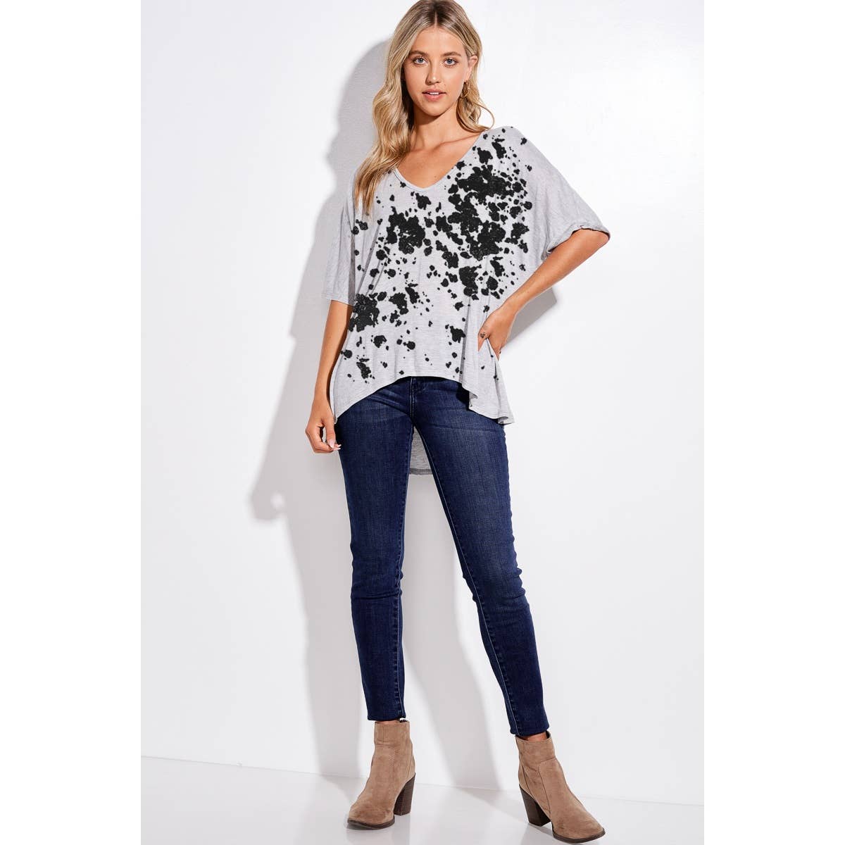 Phil Love – Engroshandel Grafisk t-shirt - Dame – Ko print v-hals løs pasform top1