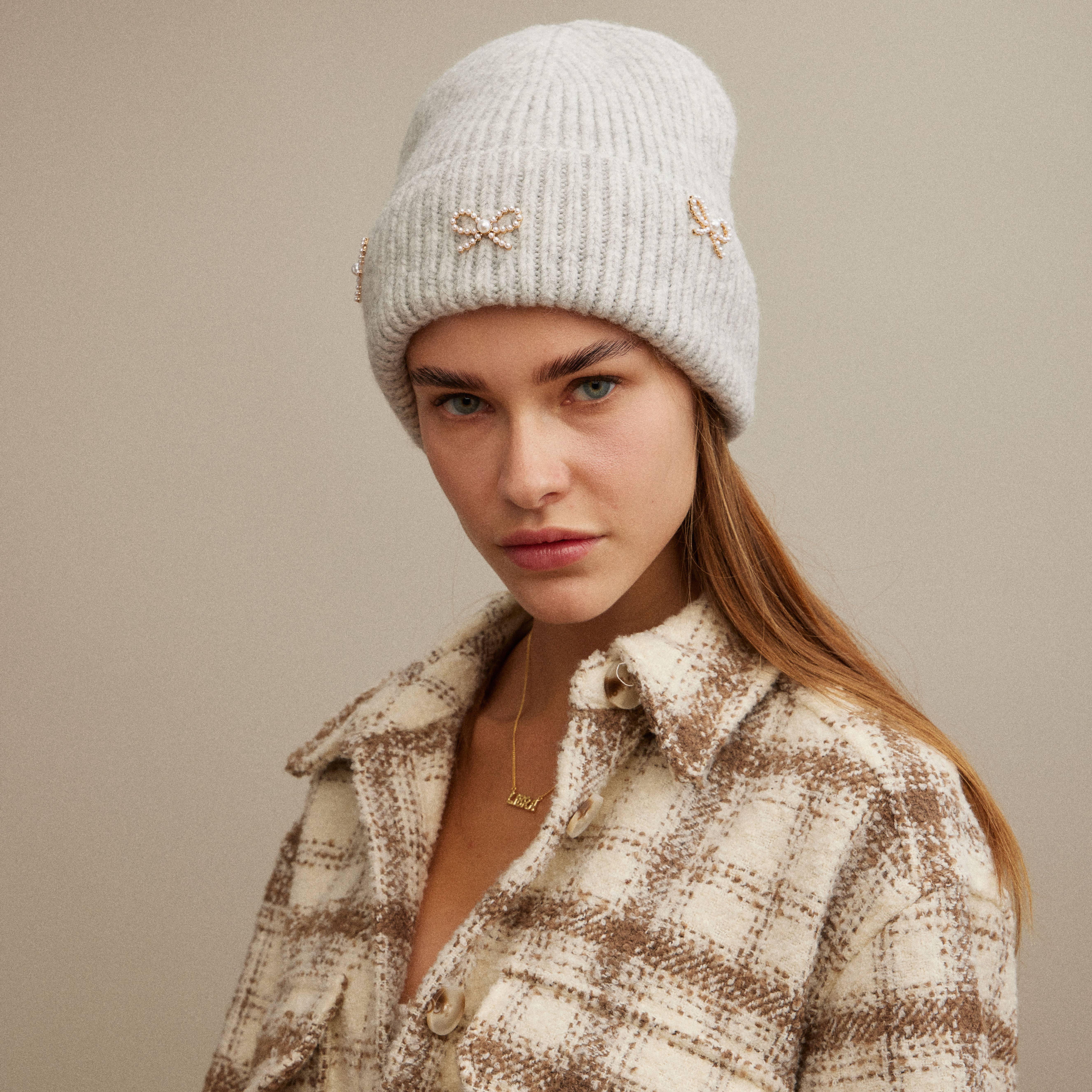 Lilla Haven - Vendita all'ingrosso Berretto - Donna - Cappello a coste con charm perle e fiocco1