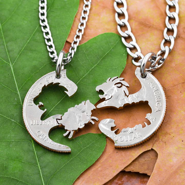Ensemble de colliers Lion et Mouton pour la vente par NameCoins
