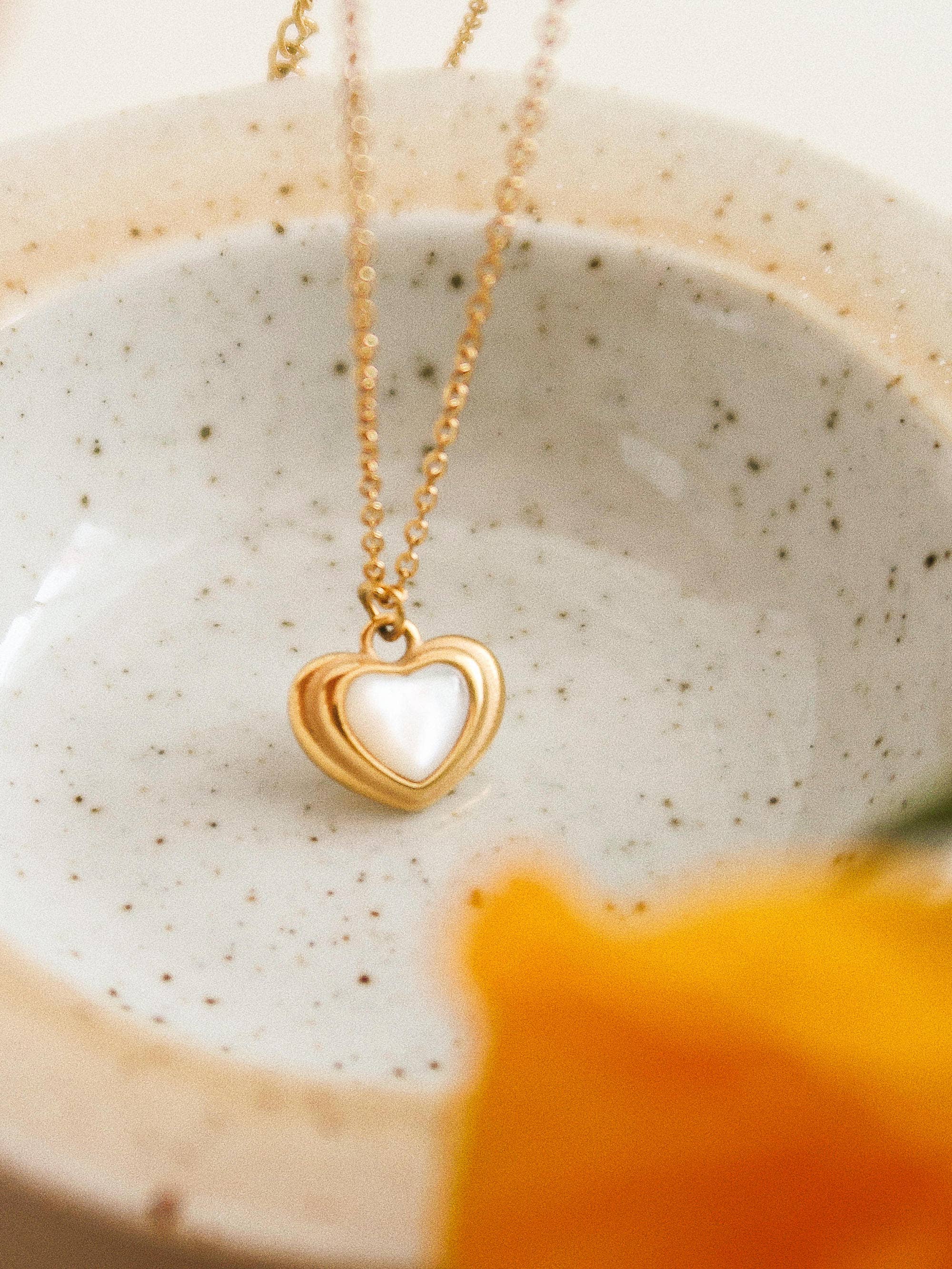 Blanco Collar Jennie-White con forma de corazón con piedra de concha que no se deslustra de venta al por mayor en Faire4