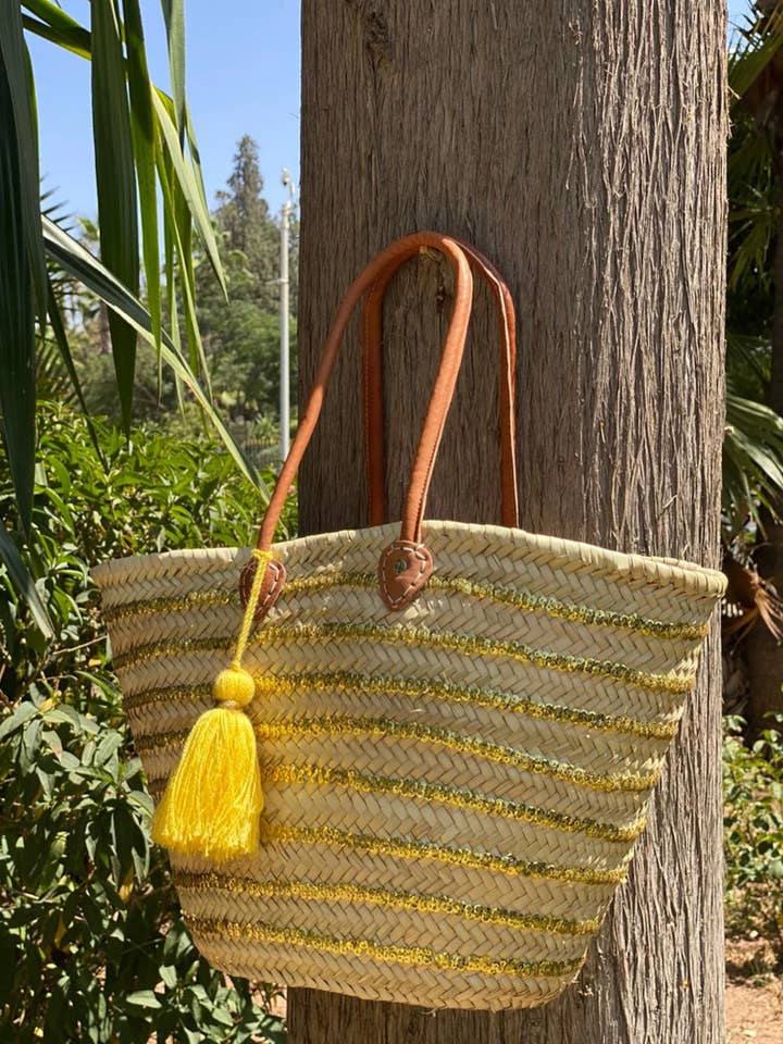 Cabas en paille tissé à la main avec sequins, poignées en cuir et pompon pour la vente par Twins Basket