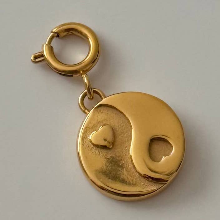 Breloque Ying Yang - Doré pour la vente par Namaste Jewelry