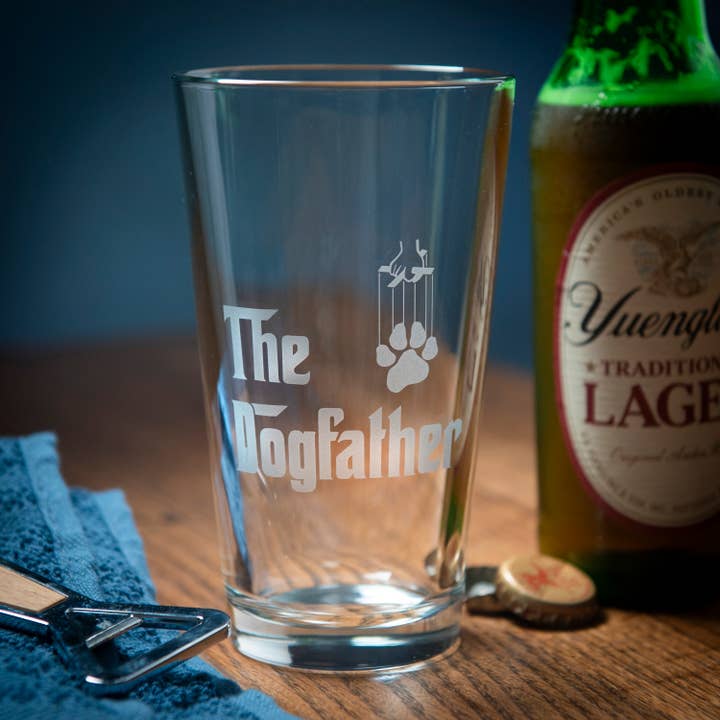The Dogfather Pintglas voor wholesale door A to Z Imaging and Design