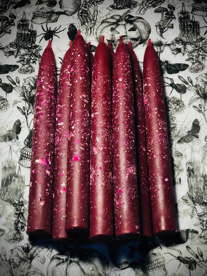 Bougie rituelle en cire d'abeille ROUGE garnie d'herbes pour la vente par BlakByrd Botanika