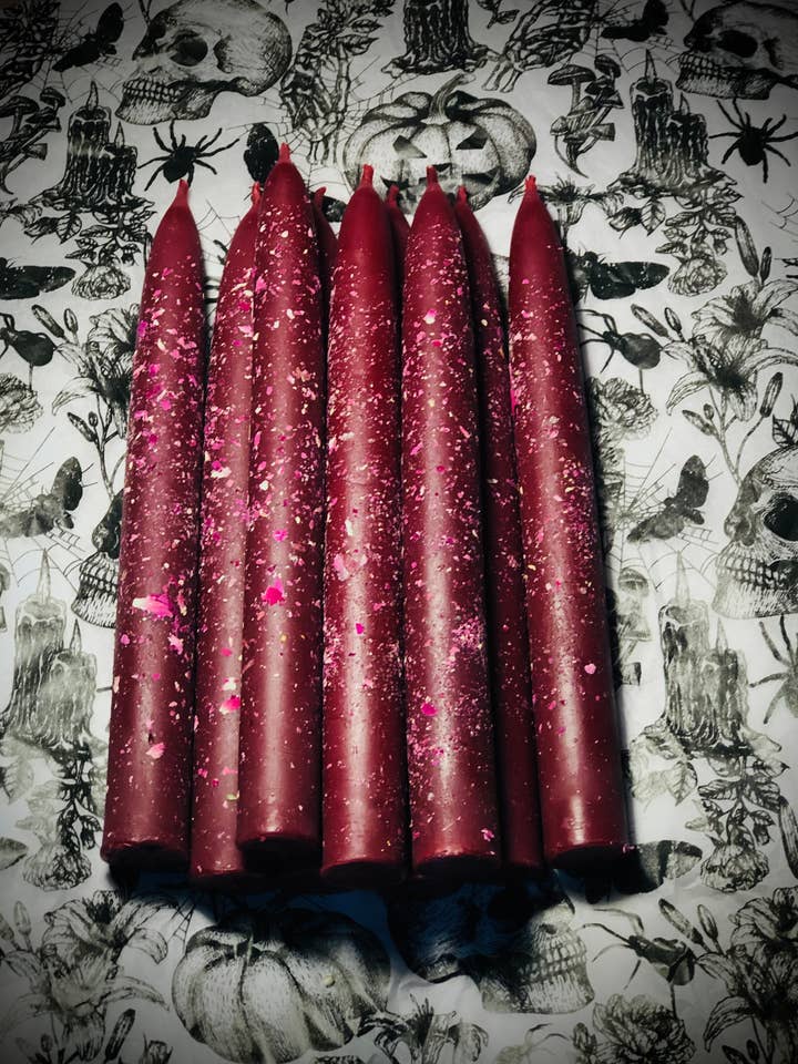 Rote Ritualkerze aus Bienenwachs mit Kräutern für den Großhandel von BlakByrd Botanika