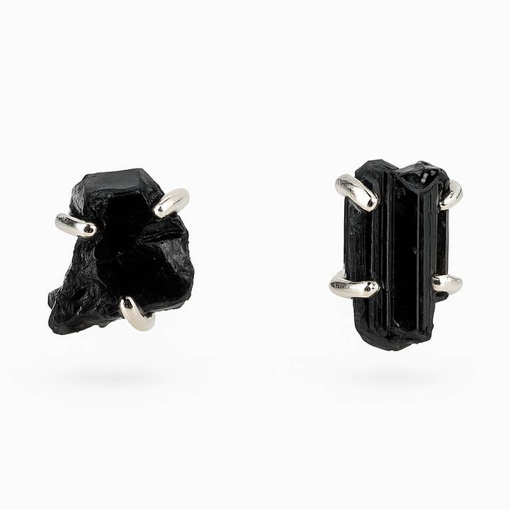 Brincos de Estaca em Prata Esterlina com Garras e Turmalina Jet em Bruto por atacado de Wendy Vernon Designs