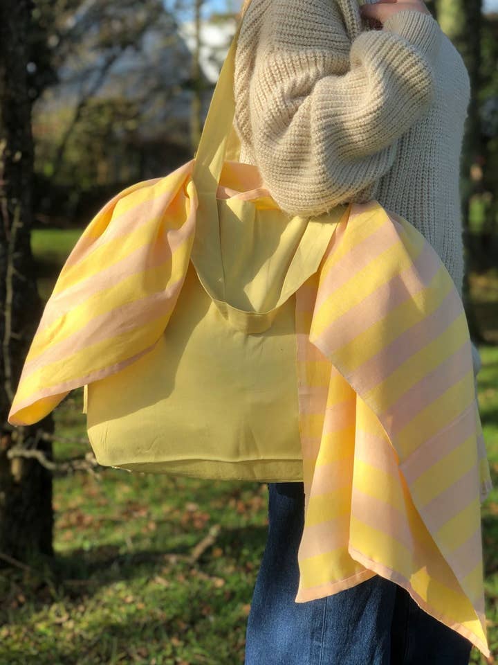 Botanisk farvet 'Carry Courage' Reversibel Stor Tote - Granatæble for engroshandel hos Mayamiko