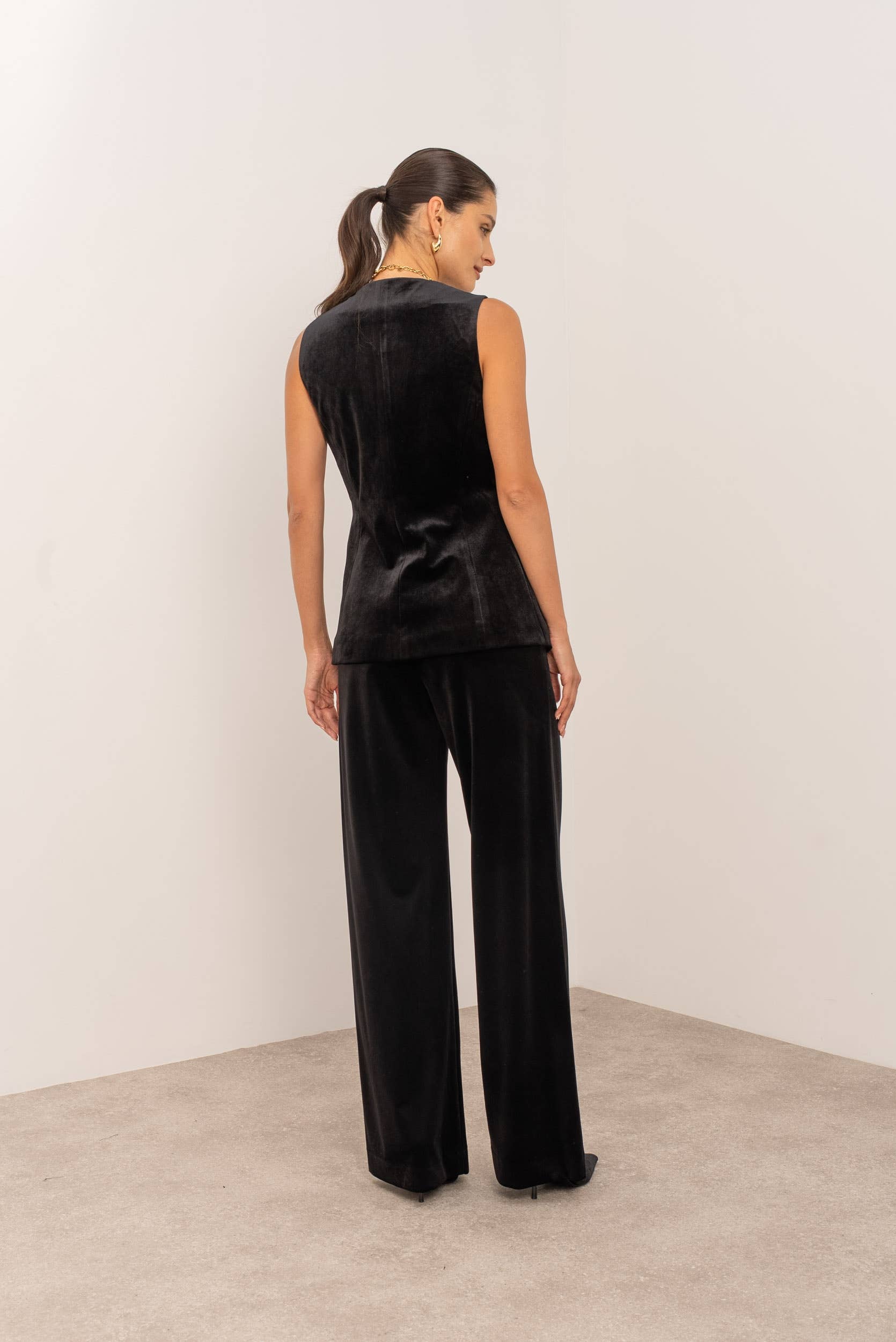 Attentif Paris – Engroshandel Habitvest – til kvinder – Lang velourvest med guldknapper35