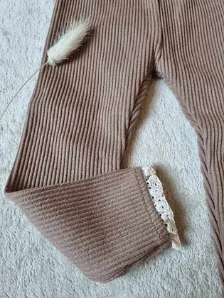 Annie & Charles – wholesale Modeleggings – Barn – Annie & Charles® ekologiska babyleggings med volang och ribbad struktur8