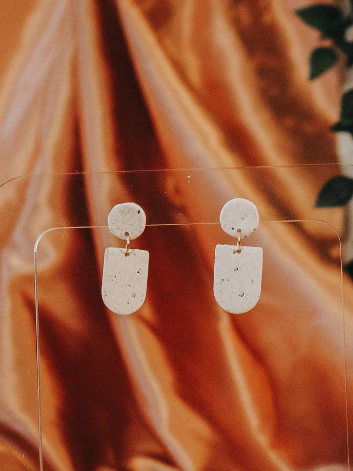 Boucle d'oreille Chen Clay pour la vente par Olive an Rose