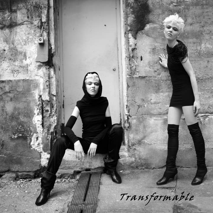 Abito tubino +2 in 1 trasformabile in top con cappuccio per la vendita all'ingrosso da parte di TIMELESS by EYLLYE