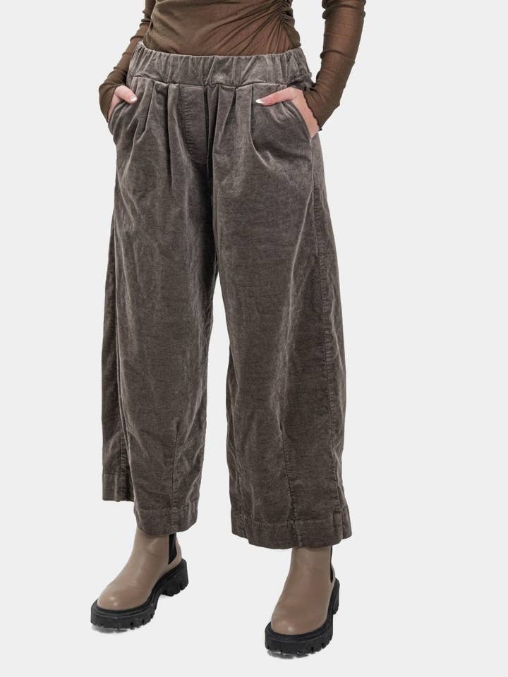 Samthose mit elastischem Bund und Abnäher am Saum für den Großhandel von Baci & Amici Fashion - US Continental