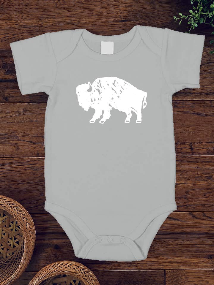 Bison Rompertje, witte inkt voor wholesale door Birds Kept North