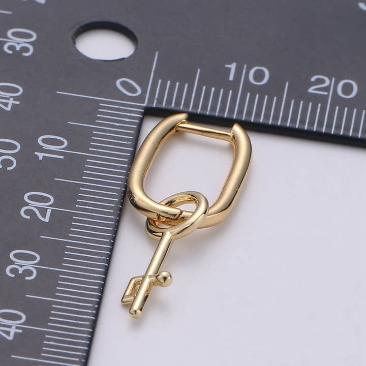 Aim Eternal - Wholesale Hoop Earrings - Lock gold earrings - Padlock hoop earrings - Huggie earrings - Padlock huggie hoops - Gold key hoops - key earrings Q-1843