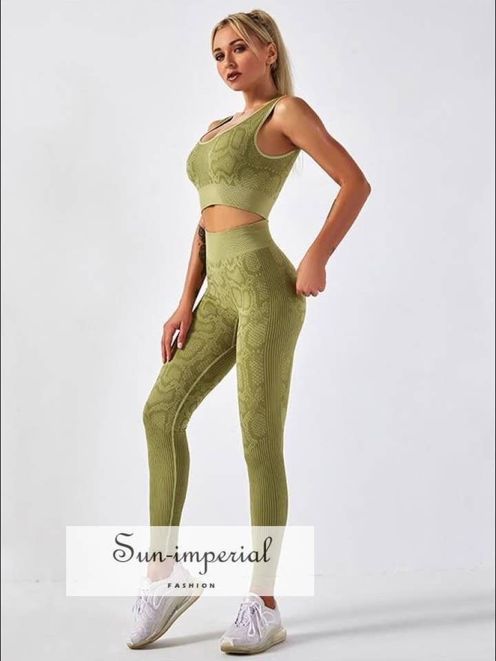 Top court deux pièces à imprimé serpent vert pour femme pour la vente par Sun Imperial