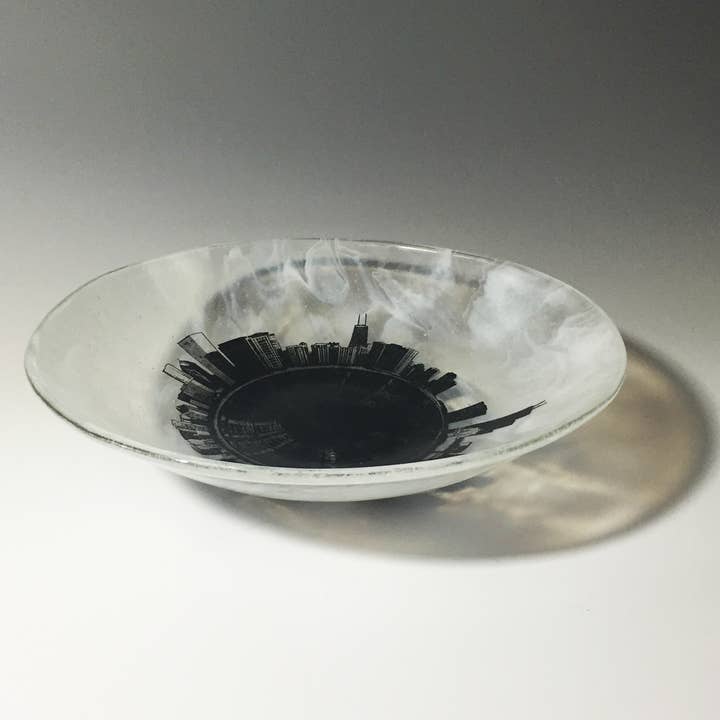 Chicago Skyline Gefuseerd Glas Grote 13" Kom voor wholesale door Kiku Handmade | Contemporary Fused Glass Home Goods