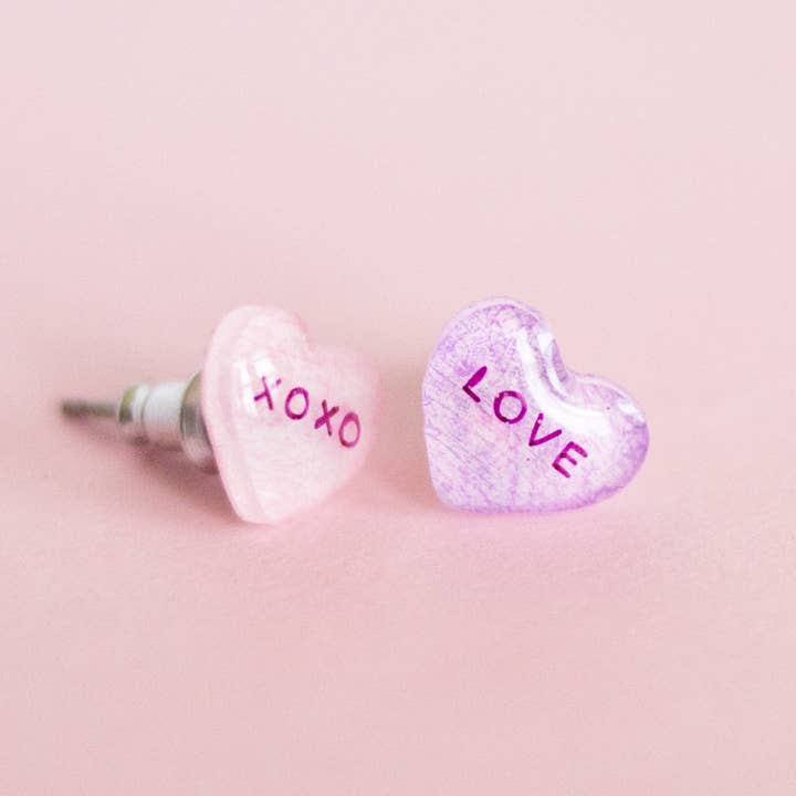 Poptone Co. - Vendita all'ingrosso Orecchini a bottone - Orecchini a forma di cuore di San Valentino: Amore + Xoxo