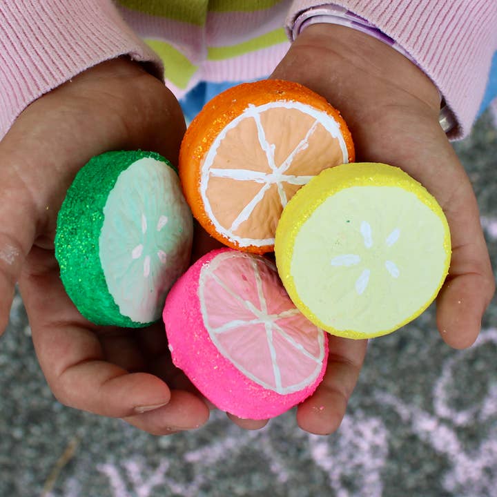 TRANCHES D'AGRUMES | CRAIE DE TROTTOIR ARTISANALE TWEE pour la vente par TWEE made for little hands