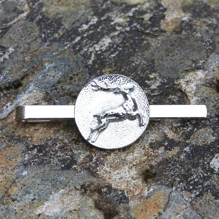 Hjortar hoppande tenn slips glid handgjuten av William Sturt för wholesale av William Sturt Fine Pewter