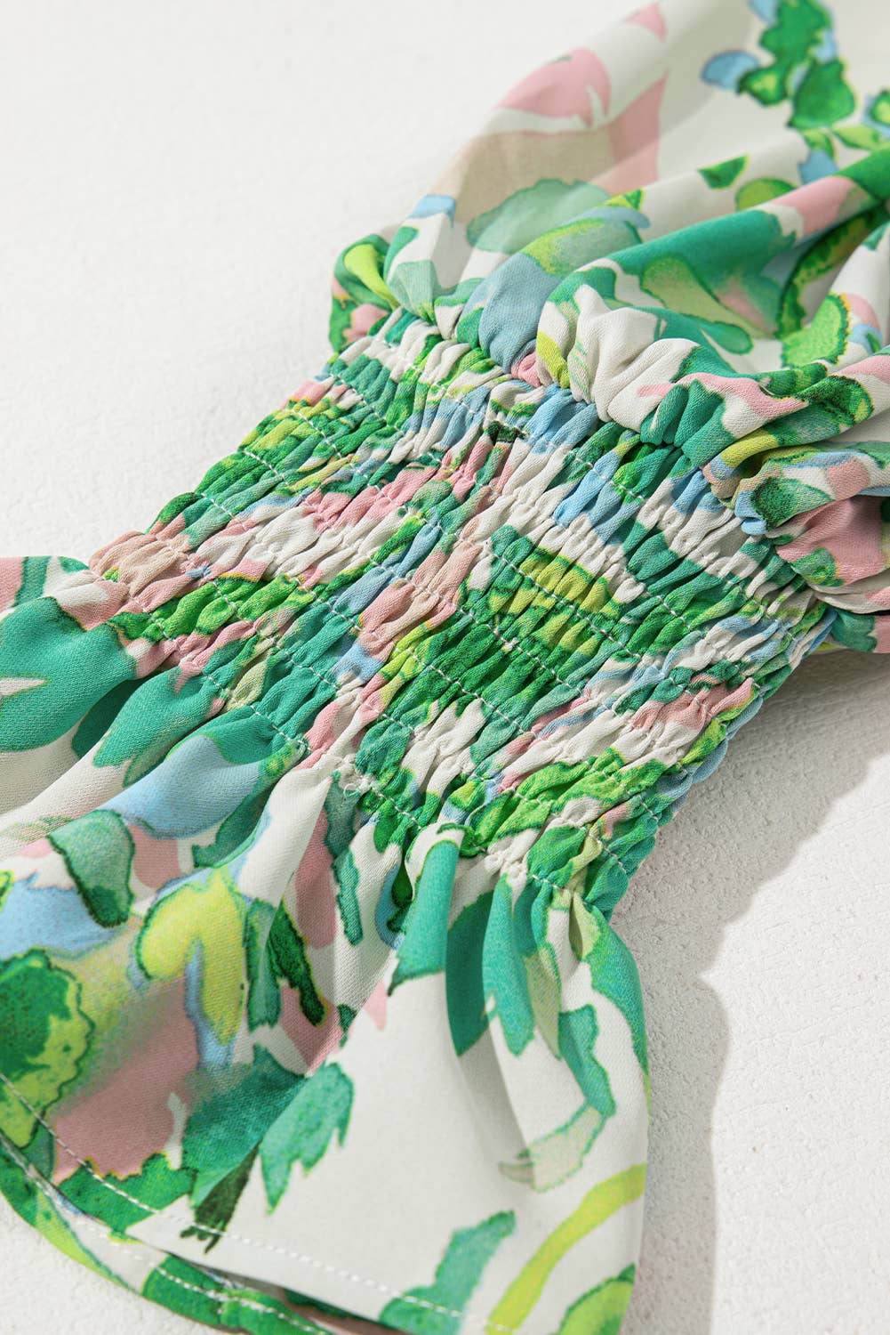 Vert Blouse froncée à col montant à manches volantées et imprimé feuillu en vente sur Faire4