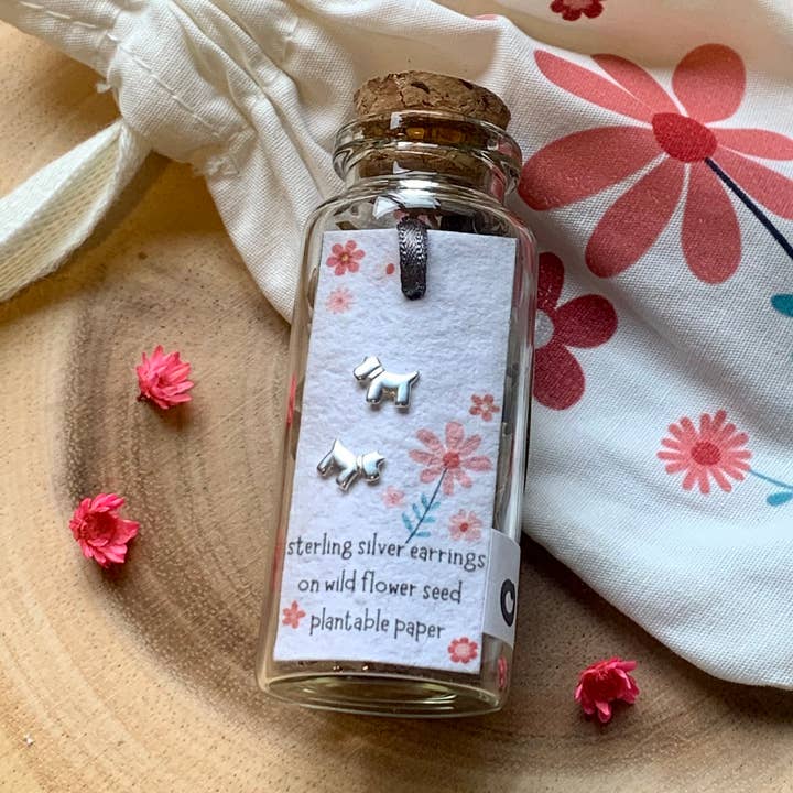 Scottie Dog Sterling sølv flaskeøreringe med bomuldspose for engroshandel hos Ginger & Roo