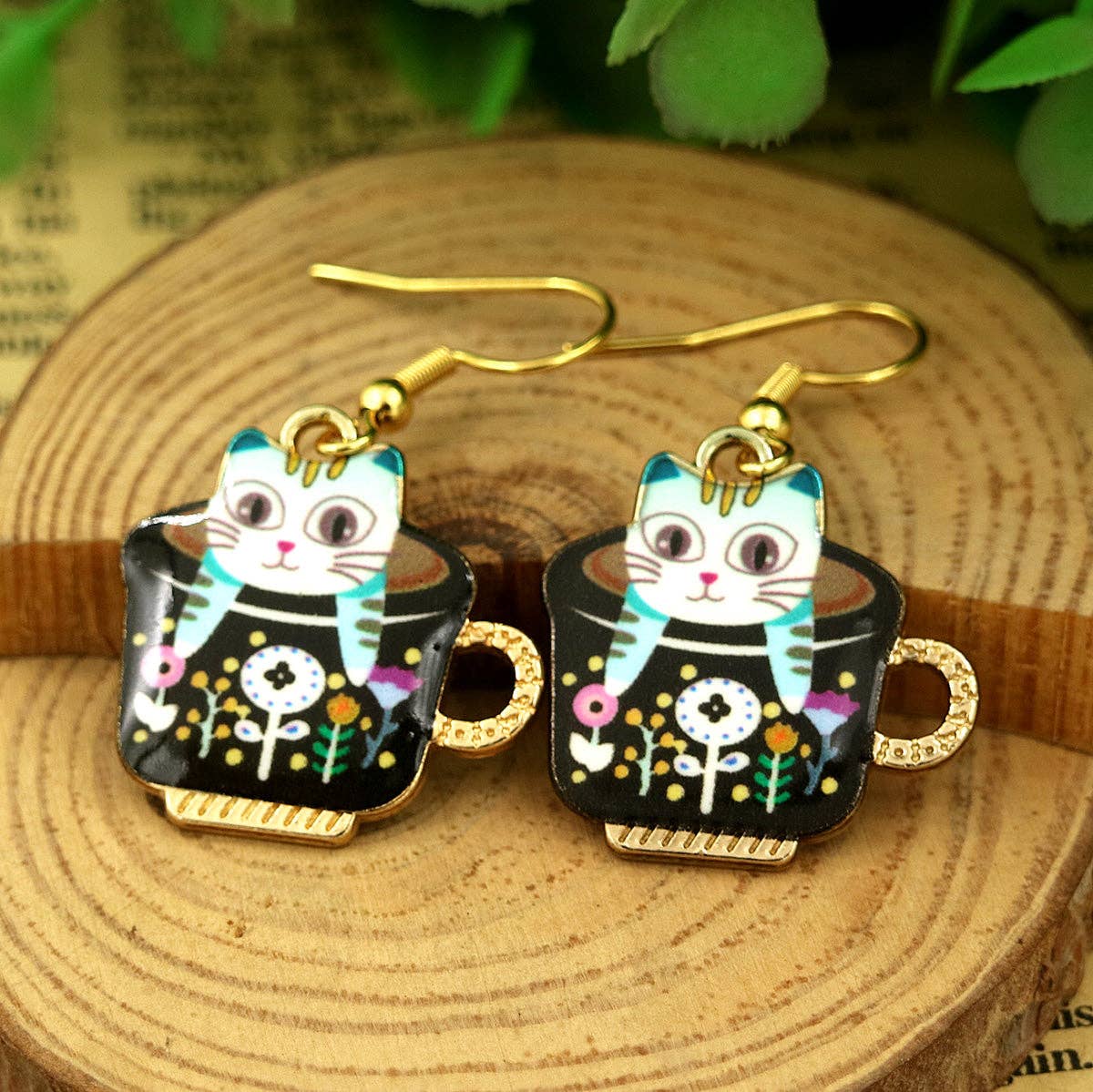 Amy and Annette - Vente Boucles d'oreilles pendantes - Boucles d'oreilles Kitten in a Mug Hook en or 14 carats1