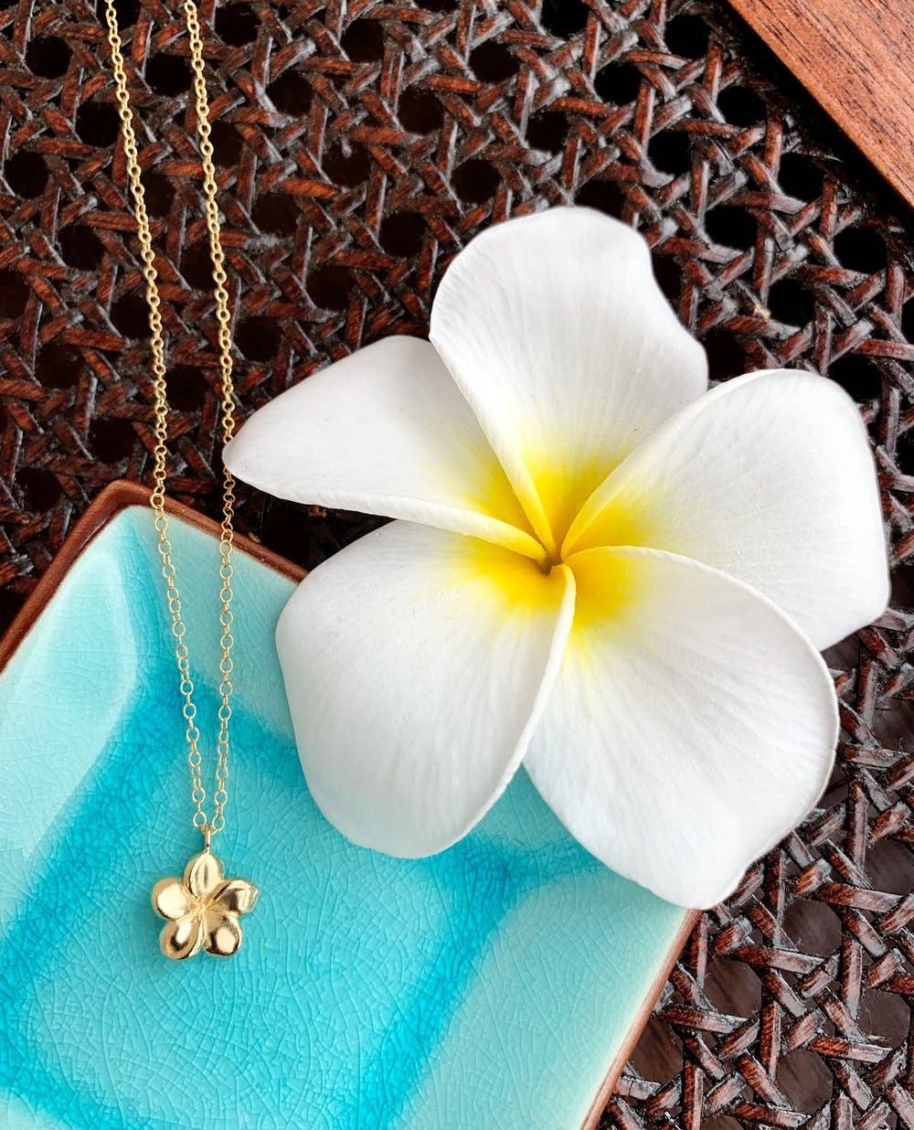 [KI•ELE] – Großhandel Kette mit Anhänger/Charm – Melia Plumeria Anhänger Halskette1