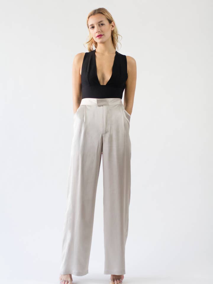Pantalon large en soie pour la vente par KATIE FARNAN