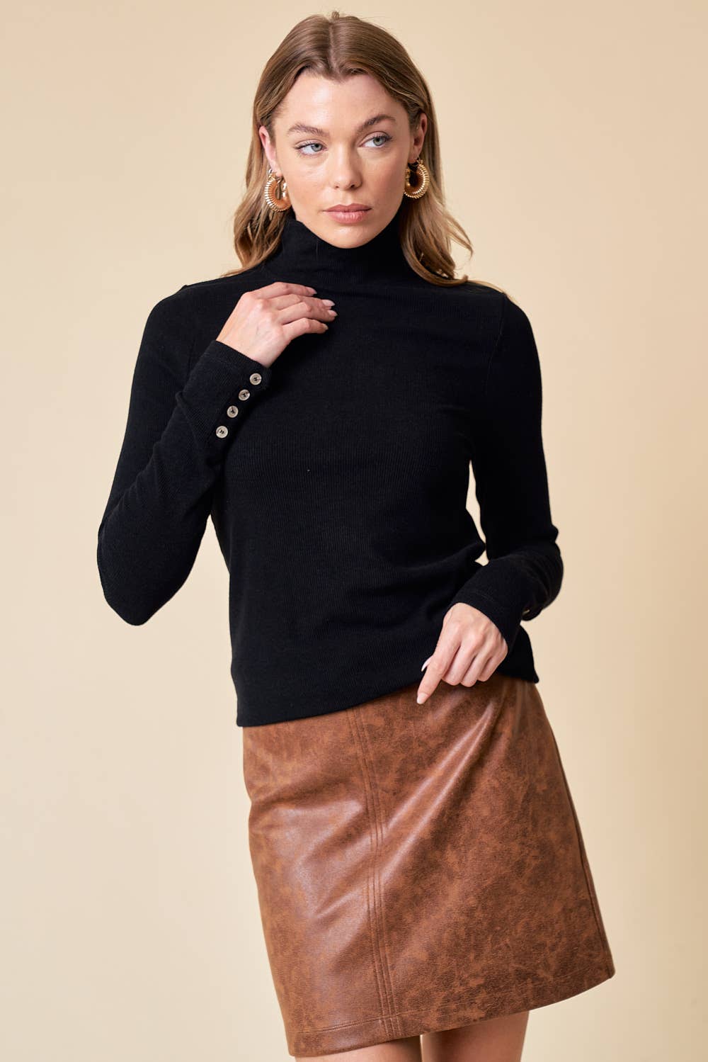 Doe and Rae - Wholesale Gebreide top - Dames - Geribbelde top met opstaande kraag en knoopdetail aan de mouwen - 41596T9