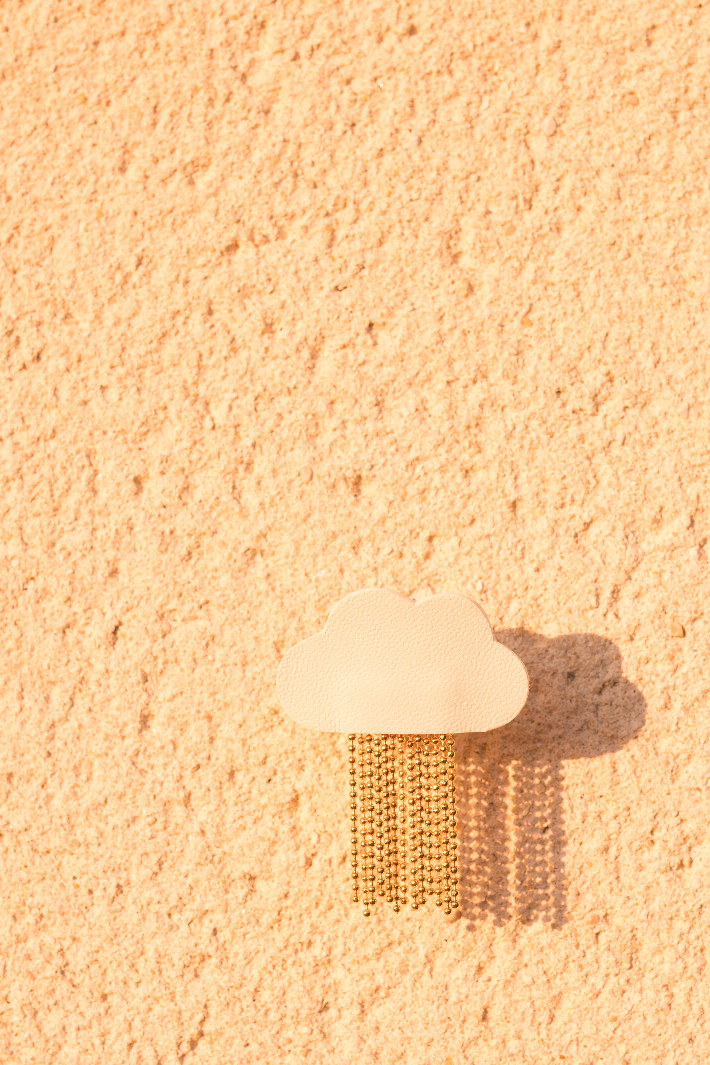 du vent dans mes valises – alfinete de lapela por atacado – Broche Chuva – Nuvem em couro branco e chuva de latão dourado1