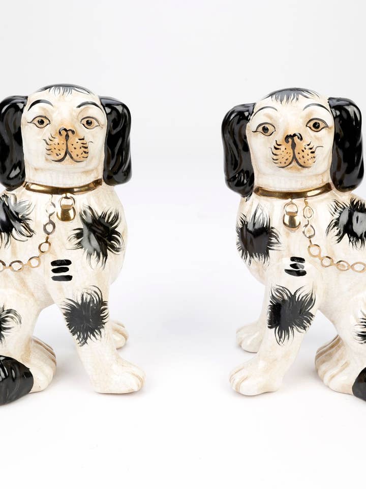 Couple de chiens Staffordshire, noir et blanc avec finition brune pour la vente par AA Importing