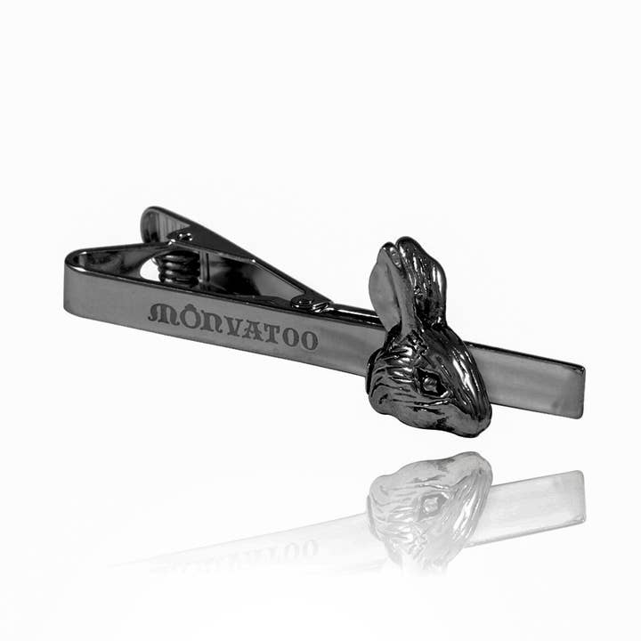 Zwarte gerhodineerde dasspeld met scharnierende konijntjes voor wholesale door MONVATOO London
