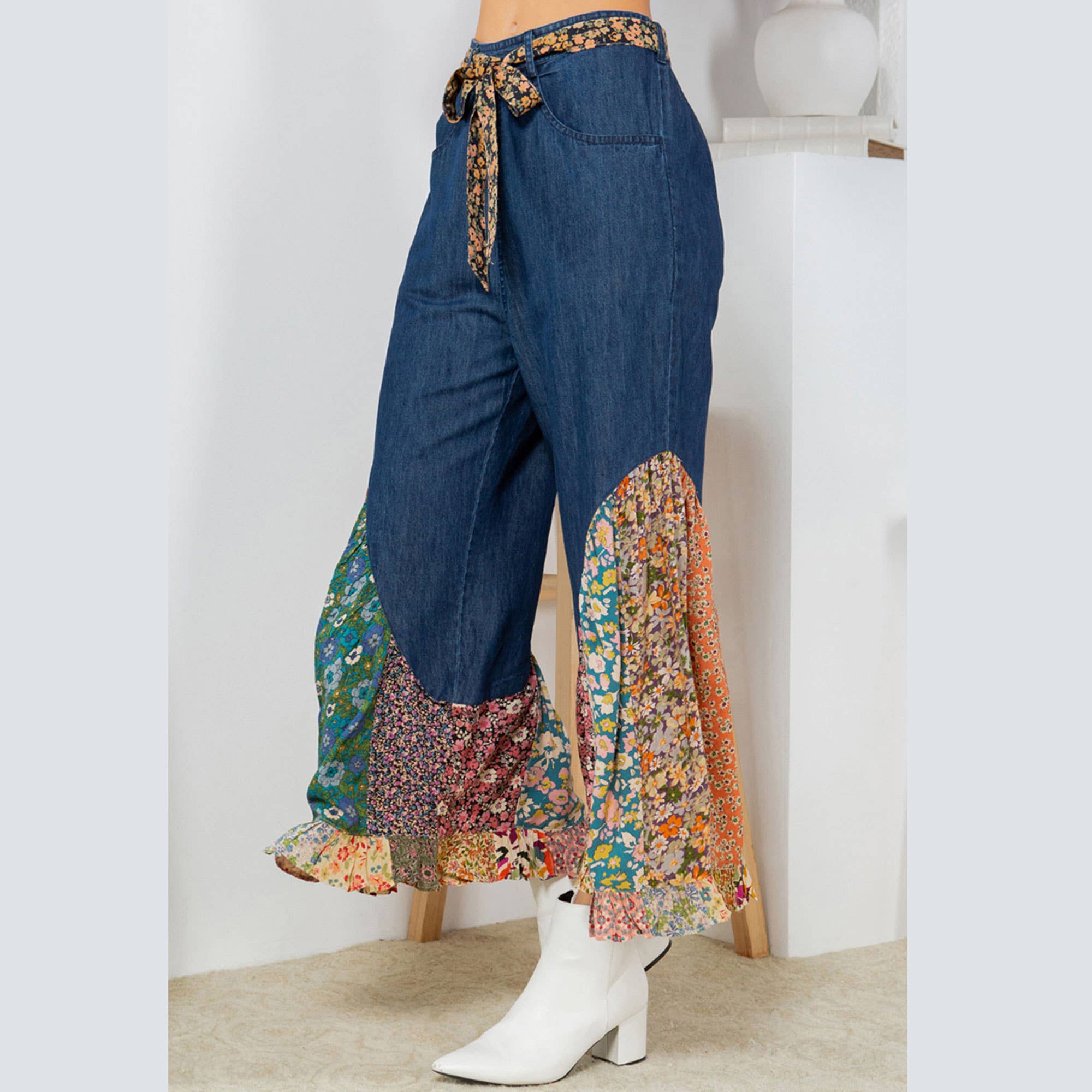 Young Threads - Vendita all'ingrosso Pantalone - Donna - Pantaloni a zampa di elefante in denim tinto a pezzi con patchwork stampato, stile boho6