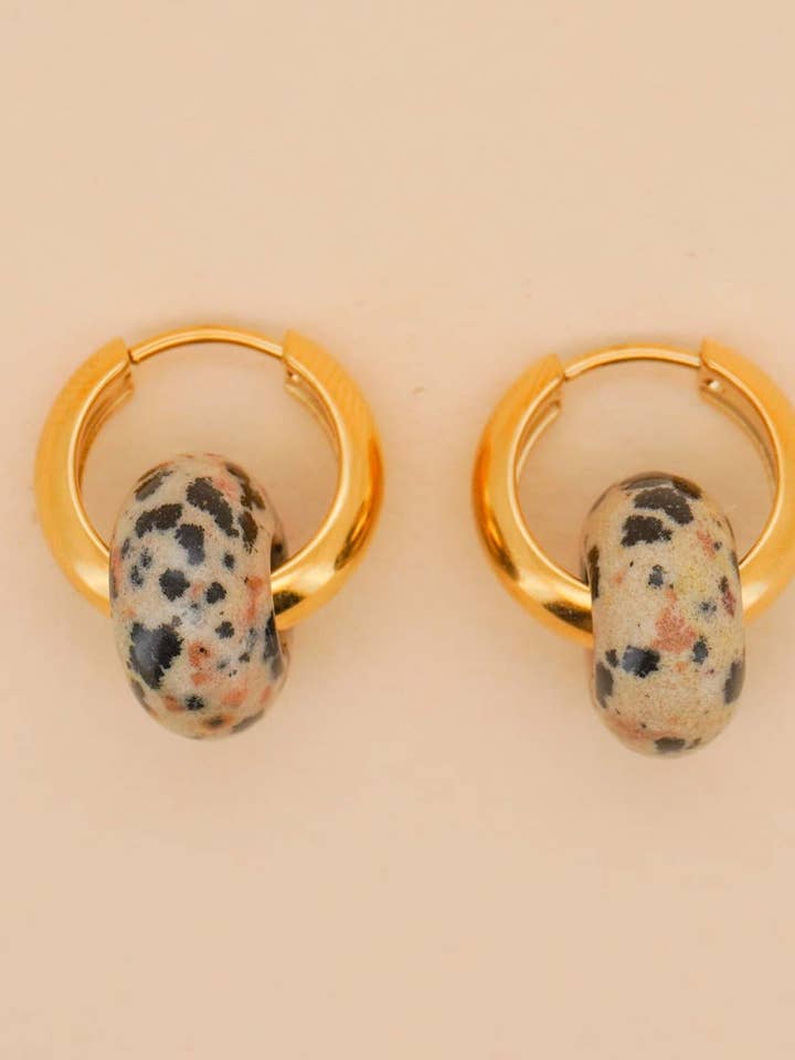 Boucles d'oreilles créoles en pierre en jaspe dalmatien pour la vente par Paulina Otero