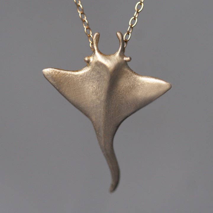 Colar com Pendente Manta Ray em Ouro 14k com Opção Diamante por atacado de Michelle Chang