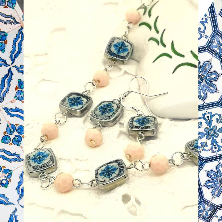 Ensemble tour de cou et boucles d'oreilles de style romantique, collier délicat et pour la vente par LUSO TILES JEWELRY