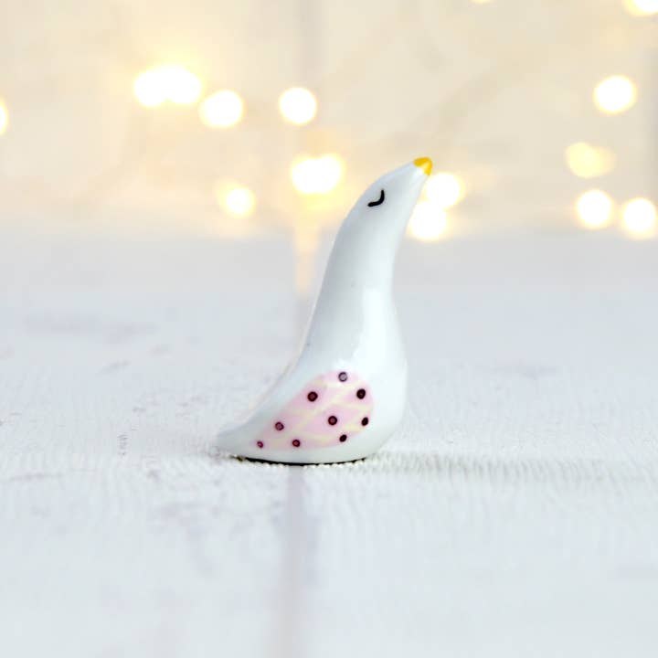 Fantagaro l'oie rose- miniature céramique signée pour la vente par Gwenngwenn