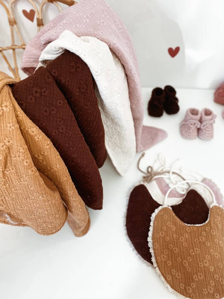 PETITE EvelinaApparel - Wholesale Bedding Blanket - Kids & Baby - Muslin Baby blanket / Embroidered flowers Ecru3