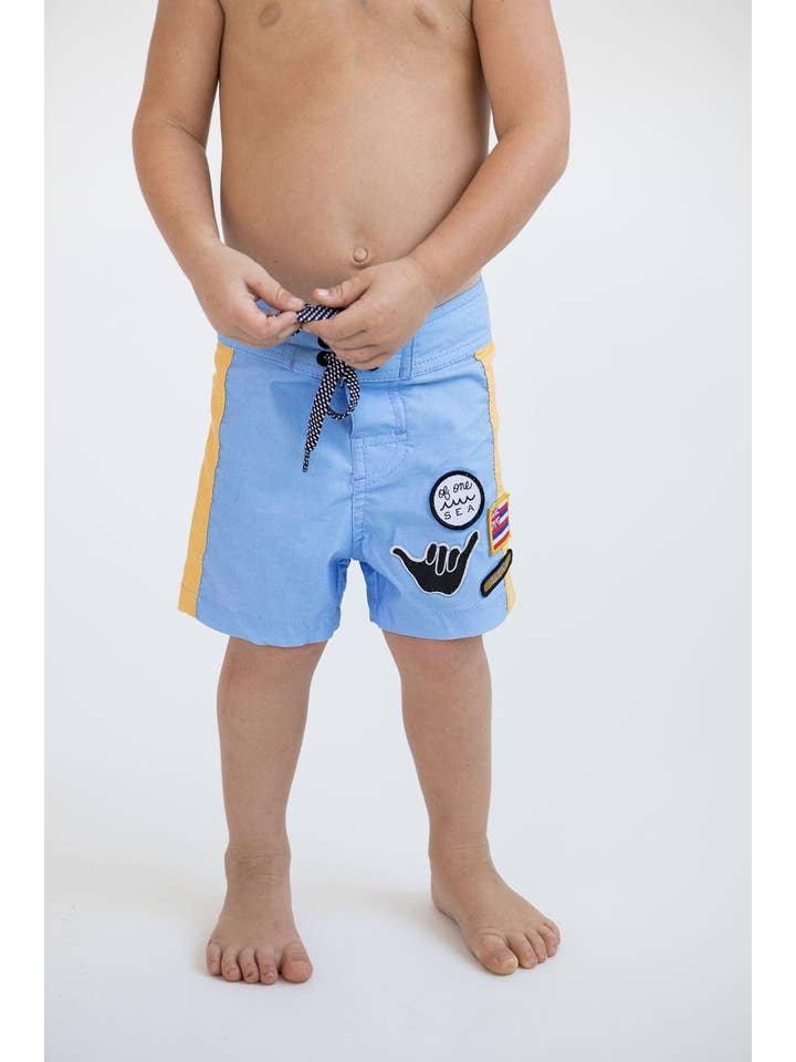 Ljusblå och gul Colorblock Patch Kid's Boardshorts i ljusblå och gul Colorblock Patch för wholesale på Faire7