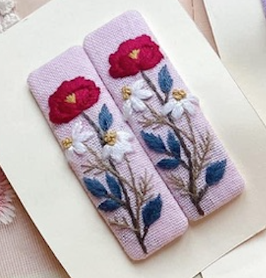 Quince Fables – Großhandel Haarspange – Damen – Florale bestickte Haarspange, Gemma Kollektion 🪡0