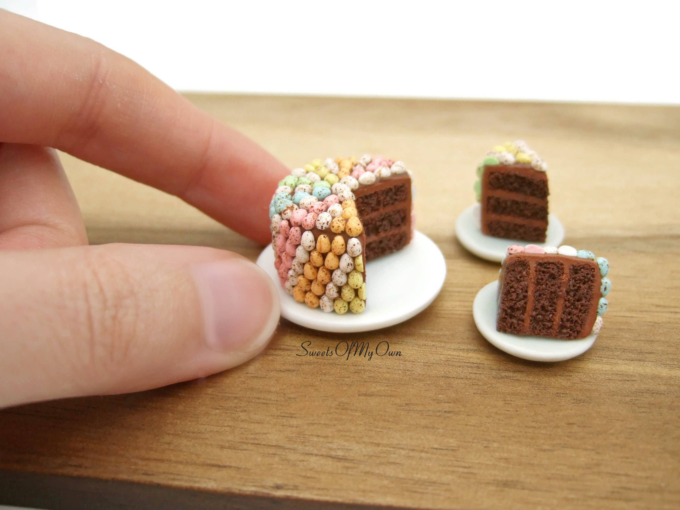 Sweetsofmyown - Vente Décorations de table - Gâteau au chocolat miniature recouvert de 216 mini œufs1